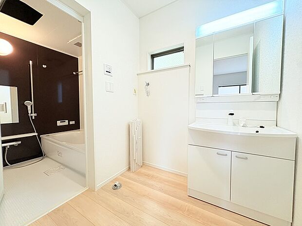 ゆとりの洗面スペースで朝の身支度もスムーズに行えます。