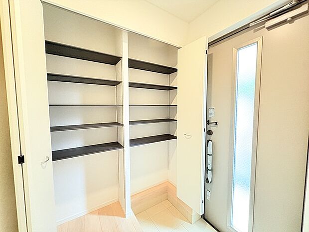 明るく開放的な玄関、靴の脱ぎ履きもしやすく、収納も豊富でご家族皆様の靴をスッキリ収納できます。