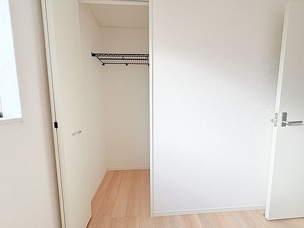 衣類の整理整頓に嬉しいクローゼット付きのお部屋。お子様のお部屋としても便利です。