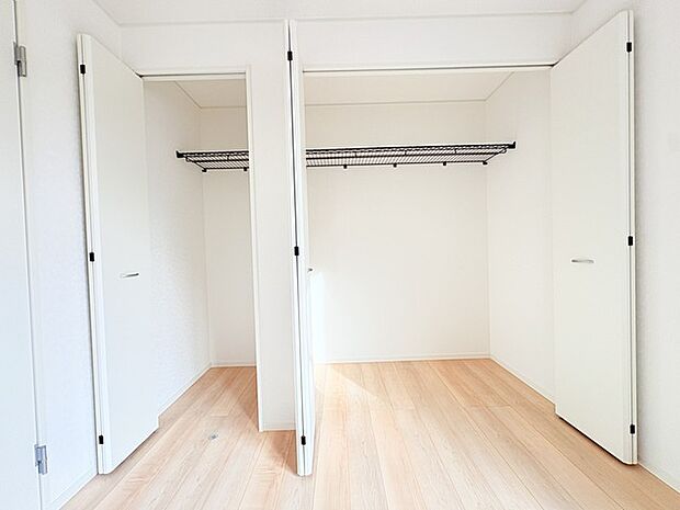 広々収納で、仕事着、普段着をまとめて収納できます。