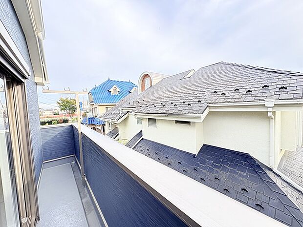 広めのバルコニーは風通しも良くお洗濯物もしっかりと干すことができます！ 