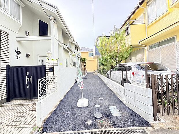 カースペースは1台駐車できます。車庫の出し入れのしやすさなど、実際に現地にてご確認ください。