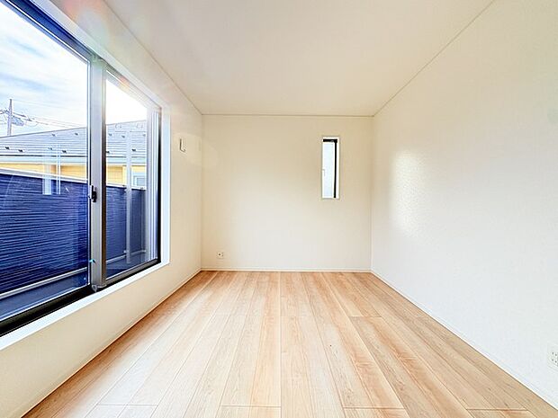 バルコニーに面した洋室。開口部からは優しい陽光が差し込み心地よい風が通り抜けます。 