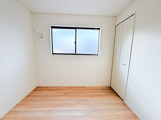 どんな家具にでも相性が良い清潔感ある白色調のクロスを採用。主張しすぎない配色、耐久性にも優れた床材は日々のメンテナンスも楽に、快適に過ごして頂けるよう考えられています。 