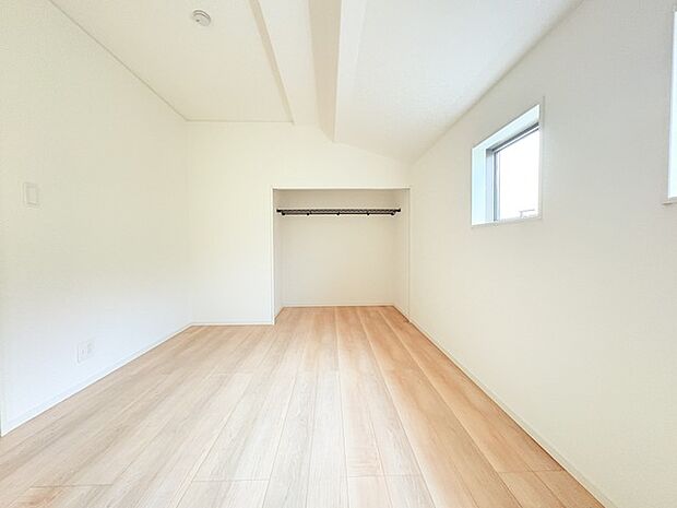 どんな家具にでも相性が良い清潔感ある白色調のクロスを採用。主張しすぎない配色、耐久性にも優れた床材は日々のメンテナンスも楽に、快適に過ごして頂けるよう考えられています。