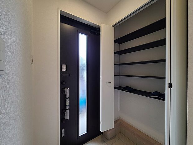 明るく開放的な玄関、靴の脱ぎ履きもしやすく、収納も豊富でご家族皆様の靴をスッキリ収納できます。