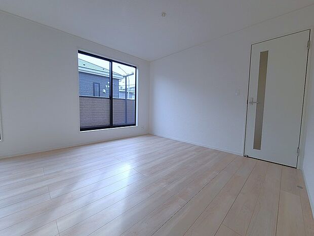 家族団欒のリビング。陽光差し込む食卓には家族の会話とスマイルが溢れます。いつまでもここで食卓を囲みたくなる、そう感じさせてくれるスペース。