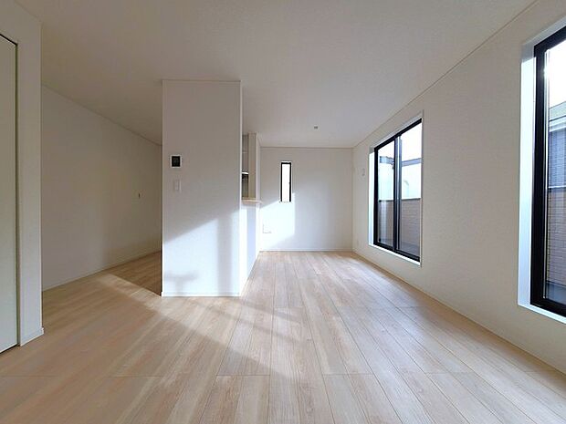 家族団欒のリビング。陽光差し込む食卓には家族の会話とスマイルが溢れます。いつまでもここで食卓を囲みたくなる、そう感じさせてくれるスペース。