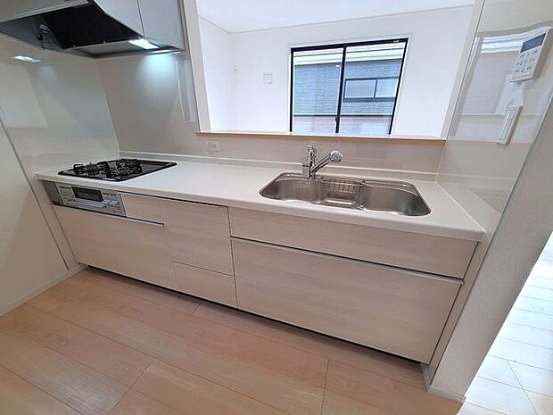 リビングにいる家族の顔が見渡せるカウンターキッチン。お料理もより一層おいしく、楽しく。食器棚を背面に設置しても十分な広さを確保しています。