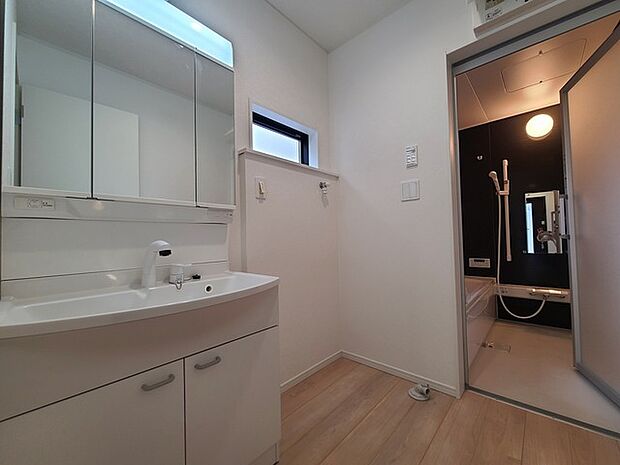 ゆとりの洗面スペースで朝の身支度もスムーズに行えます。