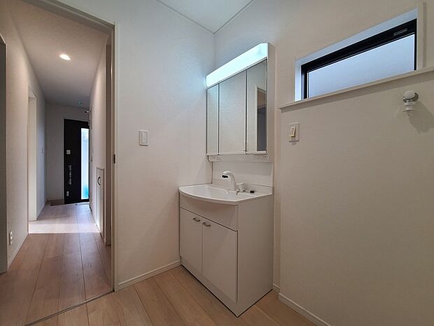 使い勝手の良い洗面台、窓があることで換気もしやすく清潔感のある空間を保てます。