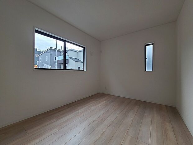 どんな家具にでも相性が良い清潔感ある白色調のクロスを採用。主張しすぎない配色、耐久性にも優れた床材は日々のメンテナンスも楽に、快適に過ごして頂けるよう考えられています。