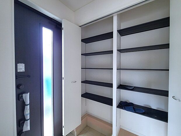 明るく開放的な玄関、靴の脱ぎ履きもしやすく、収納も豊富でご家族皆様の靴をスッキリ収納できます。