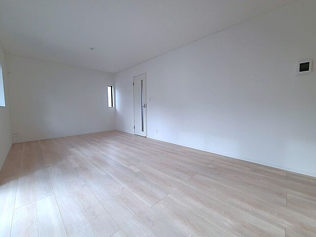 家族団欒のリビング。陽光差し込む食卓には家族の会話とスマイルが溢れます。いつまでもここで食卓を囲みたくなる、そう感じさせてくれるスペース。 