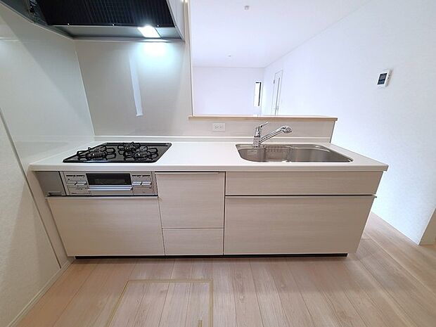 リビングにいる家族の顔が見渡せるカウンターキッチン。お料理もより一層おいしく、楽しく。食器棚を背面に設置しても十分な広さを確保しています。