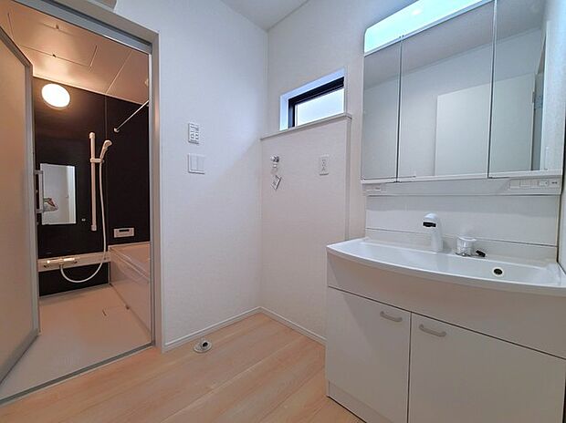 ゆとりの洗面スペースで朝の身支度もスムーズに行えます。