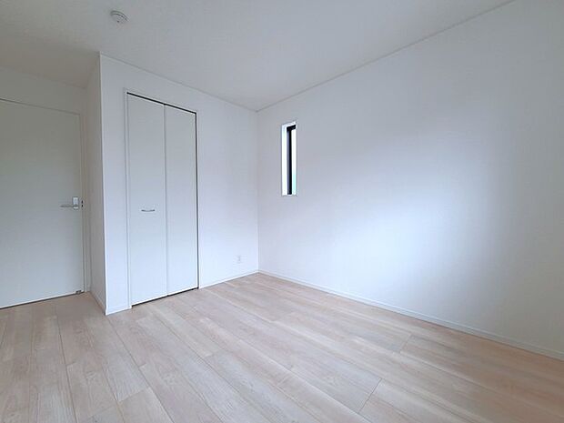 どんな家具にでも相性が良い清潔感ある白色調のクロスを採用。主張しすぎない配色、耐久性にも優れた床材は日々のメンテナンスも楽に、快適に過ごして頂けるよう考えられています。