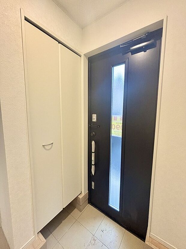 明るく開放的な玄関、靴の脱ぎ履きもしやすく、収納も豊富でご家族皆様の靴をスッキリ収納できます。