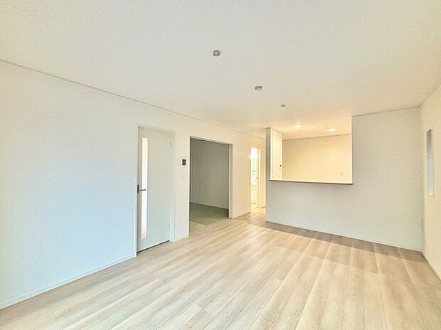 家族団欒のリビング。陽光差し込む食卓には家族の会話とスマイルが溢れます。いつまでもここで食卓を囲みたくなる、そう感じさせてくれるスペース。