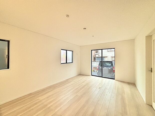 家族や友人、両親、親戚とこれから沢山の時間を紡ぐのだろう。そこを彩るのは窓から見える青い空、心地よい緑。そんなイメージが膨らむリビングスペース。