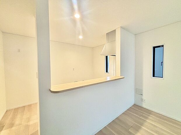 家族が一番集まる場所だから広々としつつも素敵な空間であって欲しい。皆がくつろぐリビングからキッチンまでが一つに繋がる空間。 