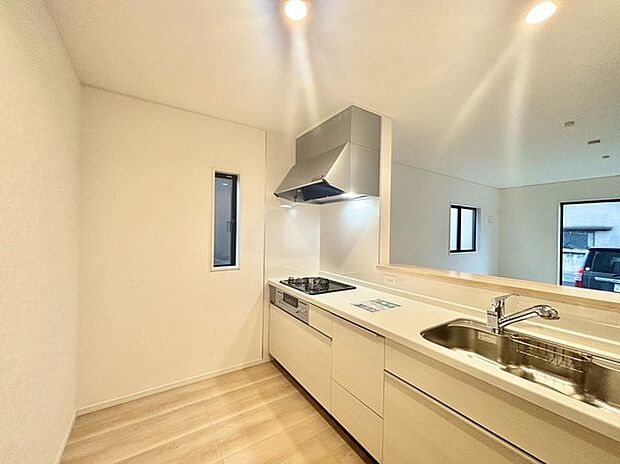 家族が一番集まる場所だから広々としつつも素敵な空間であって欲しい。皆がくつろぐリビングからキッチンまでが一つに繋がる空間。