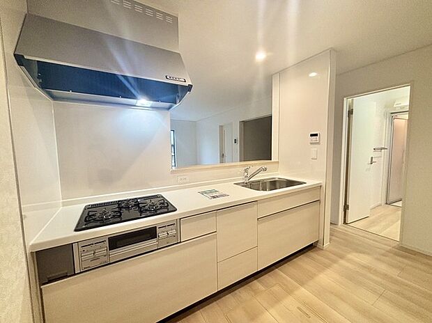 リビングにいる家族の顔が見渡せるカウンターキッチン。お料理もより一層おいしく、楽しく。食器棚を背面に設置しても十分な広さを確保しています。