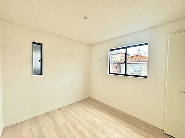 衣類の整理整頓に嬉しいクローゼット付きのお部屋。お子様のお部屋としても便利です。