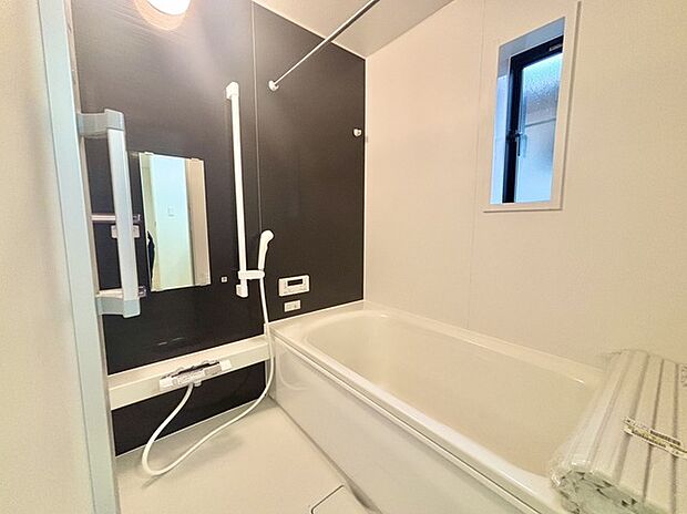 その日の疲れをゆっくりと落としてくれる場所、お子様との大事なひと時を楽しくしてくれる場所。曲線美も感じられるくつろぎのバスタブは、半身浴も楽しめる居心地の良さ。