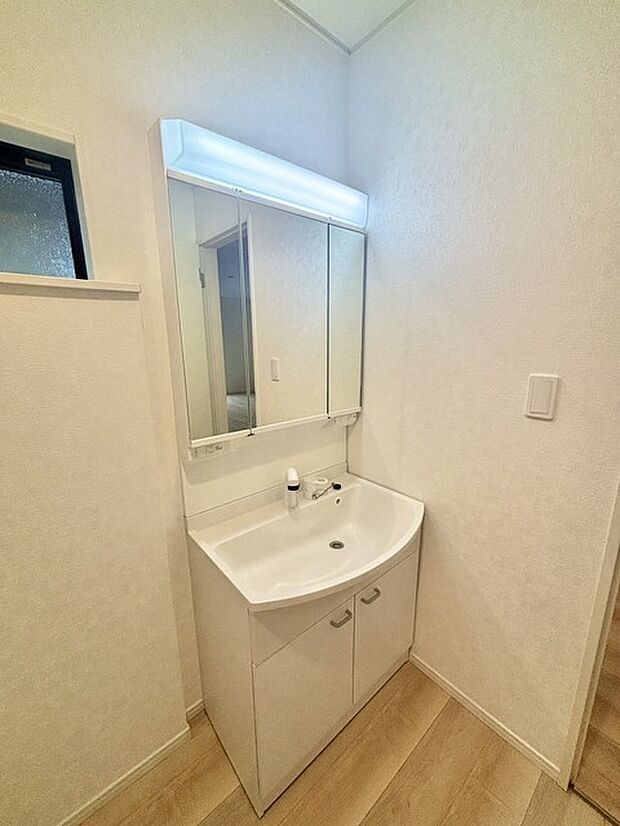 お出かけ前の身だしなみに一歩差がつく三面鏡。ミラー裏にはたっぷり収納もございます。