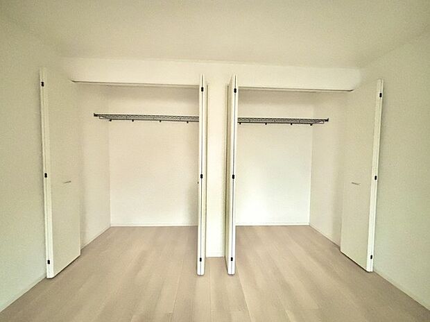 広々収納で、仕事着、普段着をまとめて収納できます。