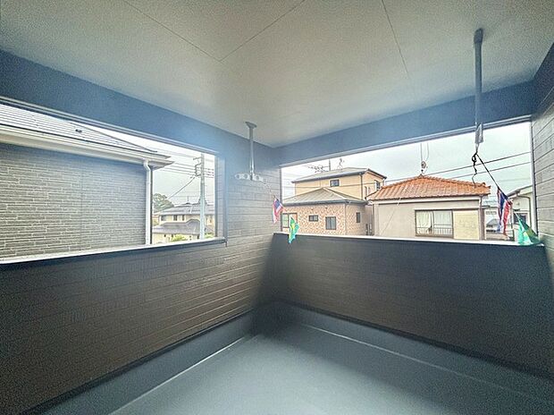 プライバシーを確保しやすい広々としたインナーバルコニー。雨天時でも洗濯物が濡れることなく安心です。 