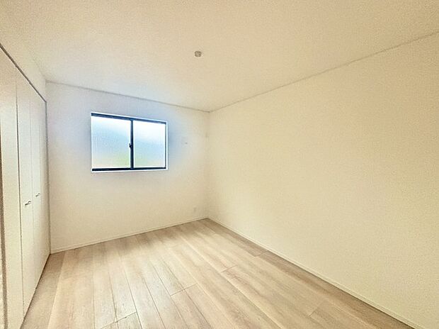 どんな家具にでも相性が良い清潔感ある白色調のクロスを採用。主張しすぎない配色、耐久性にも優れた床材は日々のメンテナンスも楽に、快適に過ごして頂けるよう考えられています。