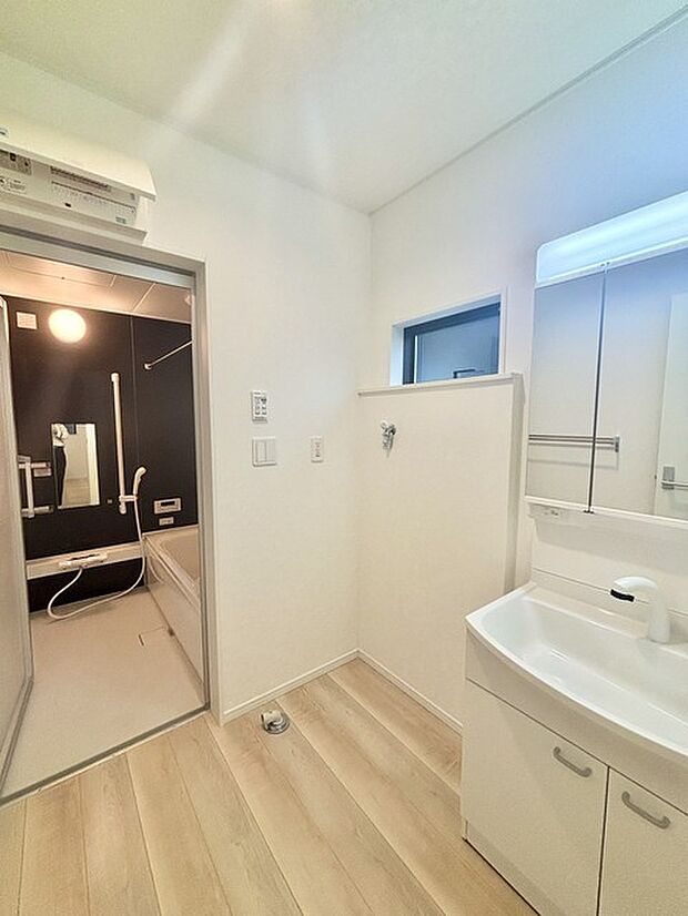 ゆとりの洗面スペースで朝の身支度もスムーズに行えます。