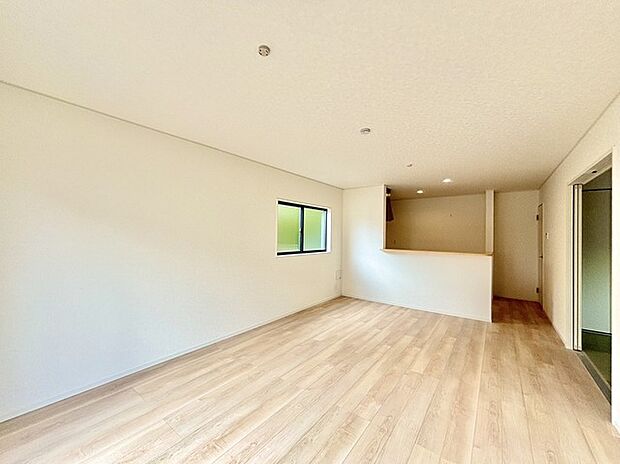 家族団欒のリビング。陽光差し込む食卓には家族の会話とスマイルが溢れます。いつまでもここで食卓を囲みたくなる、そう感じさせてくれるスペース。