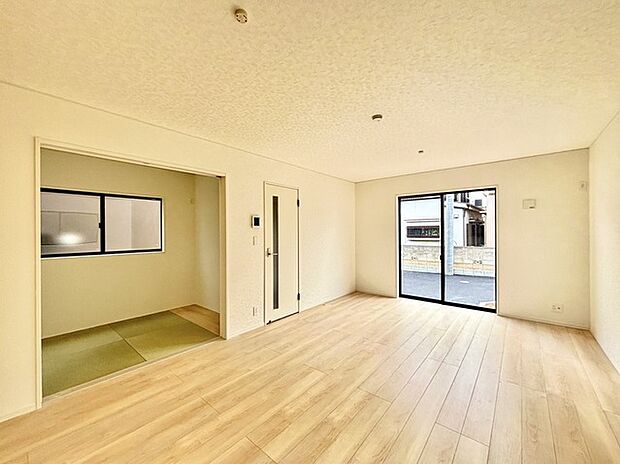 家族や友人、両親、親戚とこれから沢山の時間を紡ぐのだろう。そこを彩るのは窓から見える青い空、心地よい緑。そんなイメージが膨らむリビングスペース。 