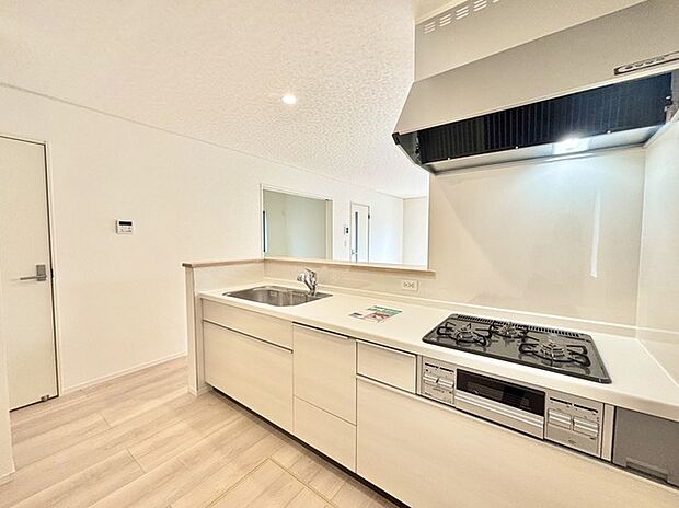 家族が一番集まる場所だから広々としつつも素敵な空間であって欲しい。皆がくつろぐリビングからキッチンまでが一つに繋がる空間。