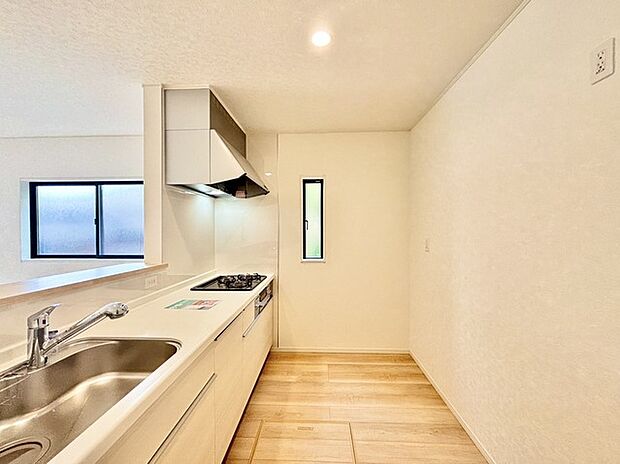 家族が一番集まる場所だから広々としつつも素敵な空間であって欲しい。皆がくつろぐリビングからキッチンまでが一つに繋がる空間。 