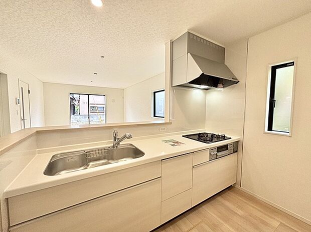 家族が一番集まる場所だから広々としつつも素敵な空間であって欲しい。皆がくつろぐリビングからキッチンまでが一つに繋がる空間。