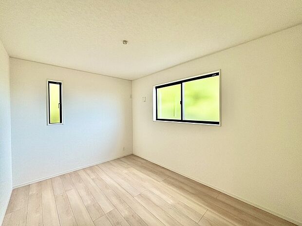 どんな家具にでも相性が良い清潔感ある白色調のクロスを採用。主張しすぎない配色、耐久性にも優れた床材は日々のメンテナンスも楽に、快適に過ごして頂けるよう考えられています。 