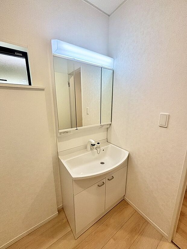 お出かけ前の身だしなみに一歩差がつく三面鏡。ミラー裏にはたっぷり収納もございます。 