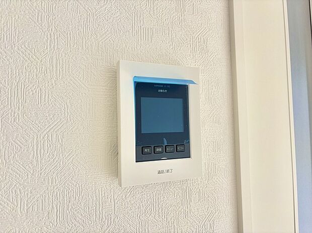 録画機能もあり、どのような人が何時に来訪されたのかが分かります。防犯上はもちろん、お届け物などの把握にも便利です。ライトが付いているので、夜間でも安心です。  