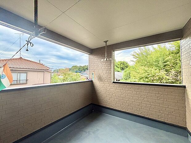 プライバシーを確保しやすい広々としたインナーバルコニー。雨天時でも洗濯物が濡れることなく安心です。 