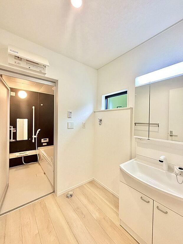 ゆとりの洗面スペースで朝の身支度もスムーズに行えます。 