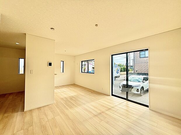 家族団欒のリビング。陽光差し込む食卓には家族の会話とスマイルが溢れます。いつまでもここで食卓を囲みたくなる、そう感じさせてくれるスペース。 