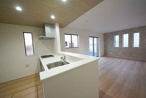 家族や友人、両親、親戚とこれから沢山の時間を紡ぐのだろう。そこを彩るのは窓から見える青い空、心地よい緑。そんなイメージが膨らむリビングスペース。 