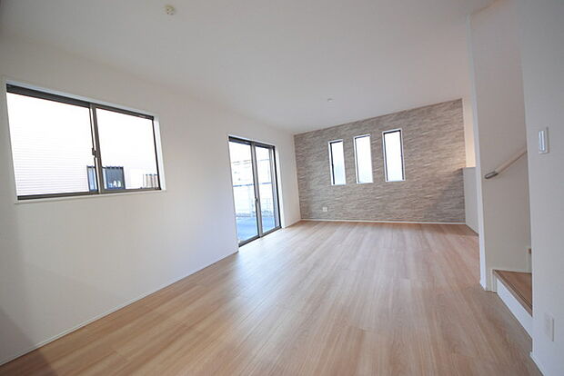 いつも家族の集まるリビングは広々とした19帖。通風・採光にも優れ、心安らぐ風と光がたえない空間。汎用性に富んだ居住スペースと、高揚感さえも与えてくれる住空間です。