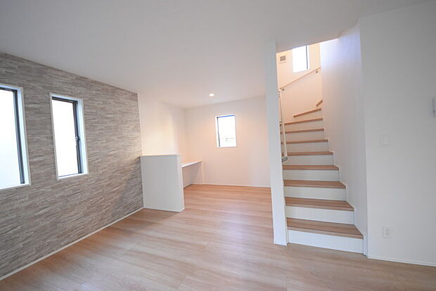 家族の集うリビングには色々な方向から光が差し込む設計に。家族のコミュニケーションが弾むスポットだから明るい雰囲気であってほしい。