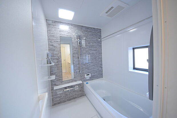 一緒にお風呂に入っている子供達の声がリビングまで聞こえてきそうな広々とした1坪バス