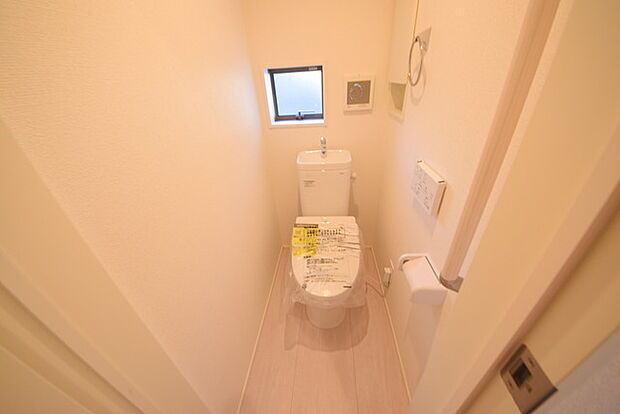 1.2階にそれぞれトレイがございます。朝の混雑時に分散して利用できるほか、ゲスト用としても使い分けることもできます。 